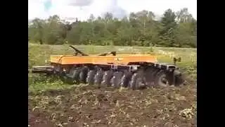 Дисковая борона Versatile SD1050 4,3м c трактором Buhler Versatile RC305