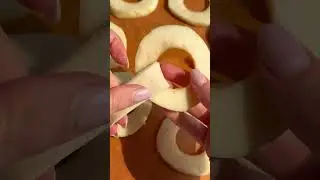 Яблочные кольца из слоеного теста