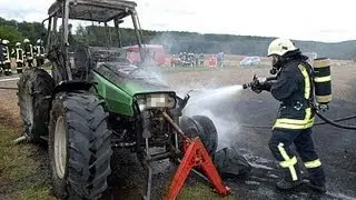 Ober-Ense: Traktor ausgebrannt, Kornfeld f&auml;ngt Feuer