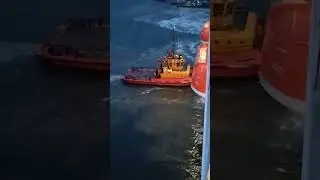 Ankomst til Thorshavn. l&aelig;gger til kaj ved hj&aelig;lp af en sl&aelig;beb&aring;d.(2)