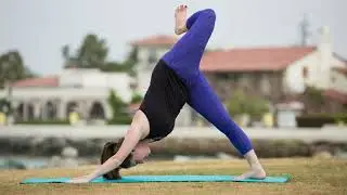 5-Minute Morning Strength Yoga Flow | Full Body Routine to Boost Energy & Build Power