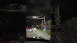 Железнодорожный переезд Худ в ночном Майами