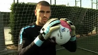 Victor Valdes | How to improve handling | Pro goalkeeper tips