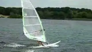 Ruben en Martijn surfen op de surfplas