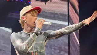 Группа mgk исполняет песню Clich&eacute; на iHeartRadio Jingle Ball в Майами.