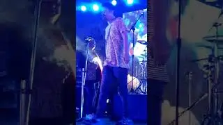 Vebe dekhecho ki tararao katodure ro dure.  On stage sidhu.