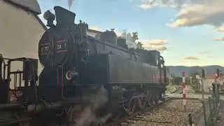 Einfahrt des Sonder-Leerpersonenzug 16983 am 13.10.2025 in Wei&szlig;enkirchen in der Wachau