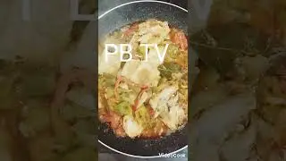 Poisson sal&eacute; &agrave; la sauce tomate