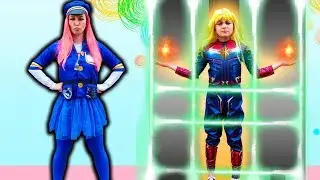 CRIANÇA FINGE BRINCAR DE POLICIAL E PRENDE SUPER HERÓI - KIDS PRETEND PLAY WITH POLICE COSTUME