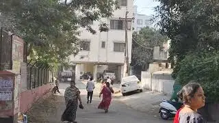नाशिक इंदिरा नगर येथील डे केअर स्कूल मध्ये पोलिस बंदोबस्तात संथ गतीने मतदार आपला हक्क बजावत आहे.