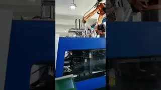 Alimentar piezas a una inyectora de plástico con robot GSK