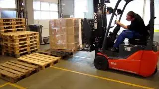 ROLLERFORKS&reg; Push/Pull - Slip-Sheet Attachment unloading sea container 02
