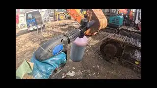 Выездная мойка спецтехники в белой рубашке