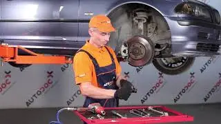 Comment remplacer une biellette de barre stabilisatrice sur BMW E46 [TUTORIEL AUTODOC]