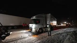 Vrachtwagen geschaard op N302 bij Ermelo, weg tijdelijk afgesloten