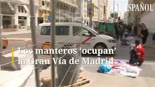 Los manteros 'ocupan' la Gran Vía de Madrid