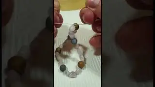 Knoten setzen bei einem Elastik-Armband