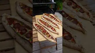 Pizza-Pide mit Sucuk | Pizza Pide with Sucuk | Sucuklu Kaşarlı Pizza Pide - #Shorts