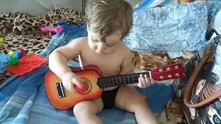 Beb&ecirc; tocando viol&atilde;o sozinho!!!