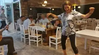 Zeibekiko Song - Το πιο τίμιο ζεϊμπέκικο: Αυτή η γυναίκα χορεύει και μας αφήνει άφωνους #ζειμπεκικο