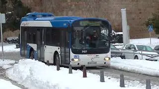 Iveco Europolis de Urbanos de Avila circulando con la ciudad nevada