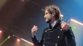 Вадим Яценко диригує публікою. На  The Rock Symphony Orchestra.