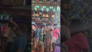Урок танцев на круизном лайнере Carnival. Права на эту музыку мне не принадлежат.