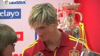 Fernando Torres receives a Platina Award from MARCA