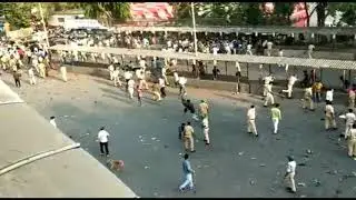 Mumbai Police chasing crowd of migrant workers | Mumbai police attacking labourers