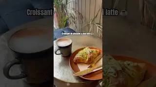 Amamos degustar #cafe y #chailatte en las #cafeterias con #pandulce 🥐 #croissant #pistache #coffee