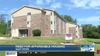 Sen. Tina Smith visits St. Peter, highlights need for affordable housing