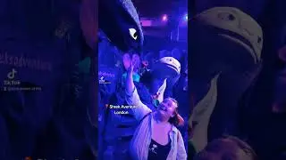 She Touched Him 😱 #dreamworks #shrek #toothless #dragons #london #bestie #travel #shorts