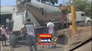 Un #tanquero atazcado en la entrada de la marginal de la #Circunvalaci&oacute;n Norte   Los Cocos.