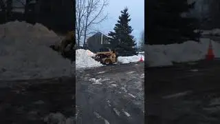 Cat 242d loading international with Cummins L9