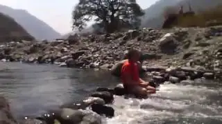 Mikado Francescoji si purifica nel Sacro fiume Ganga
