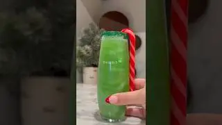 the grinch drink 💚 #shorts #shortvideo #shortsviral #drink #holidaysonshorts