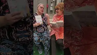 Vaula Norrena haastattelee minua Rajat auki? -kirjastani (Basam Books 2025) H:gin kirjamessuilla.