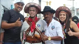 Charlles e Tiringa em belo jardim