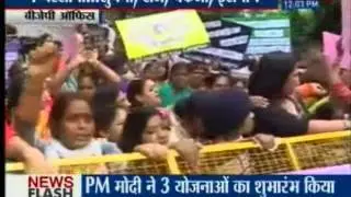 AAP, Congress protest outside HRD Minister Smriti Irani's residence​