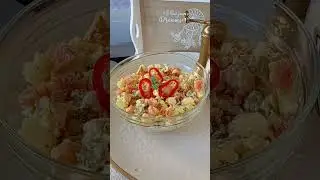 Salată de legume ( morcovi, cartofi) cu pulpă de pui!