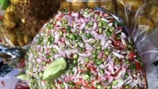 পেঁয়াজ মাখা দিয়ে ছোলা নাকি ছোলা দিয়ে পেঁয়াজ মাখা বুঝলাম না।StreetFood Of indian