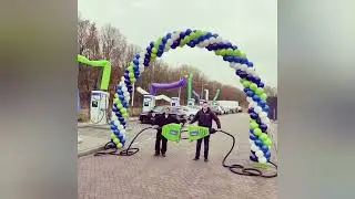 Duurzame openingshandeling met grote stekker ingebruikname electrische installatie. www.ESLevents.nl
