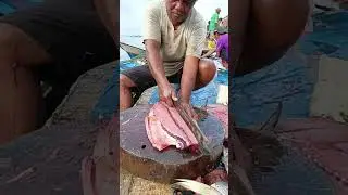Sharp parang art, this fish seller fillets fresh tuna on the beach #fish #fyp #knifemastery #sushi