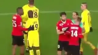 Neymar domina bola de costas e logo ap&oacute;s d&aacute; um chap&eacute;u no jogador do Rennes
