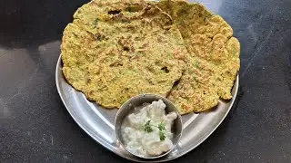 मुलांच्या टिफीन साठी पौष्टिक असे मोड आलेल्या हिरव्या मुगाचे थालिपिठ|| 
