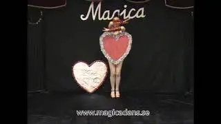 Valentine&acute;s Day Burlesque act with big hearts, by Magica. Alla Hj&auml;rtans dags-burleskdans.