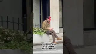 Киану Ривз сидел на тротуаре и писал сообщения в Нью-Йорке. Звезда &laquo;Матрицы&raquo; выглядел спокойным и...