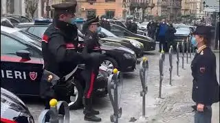 Poliziotto morto, omaggio di carabinieri e finanzieri davanti alla Questura