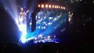 foo fighters-Dave Grohl 'eats shit' on stage at the forum