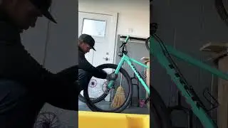 AirShot Used to Mount Tubeless MTB Tires Without an Air Compressor